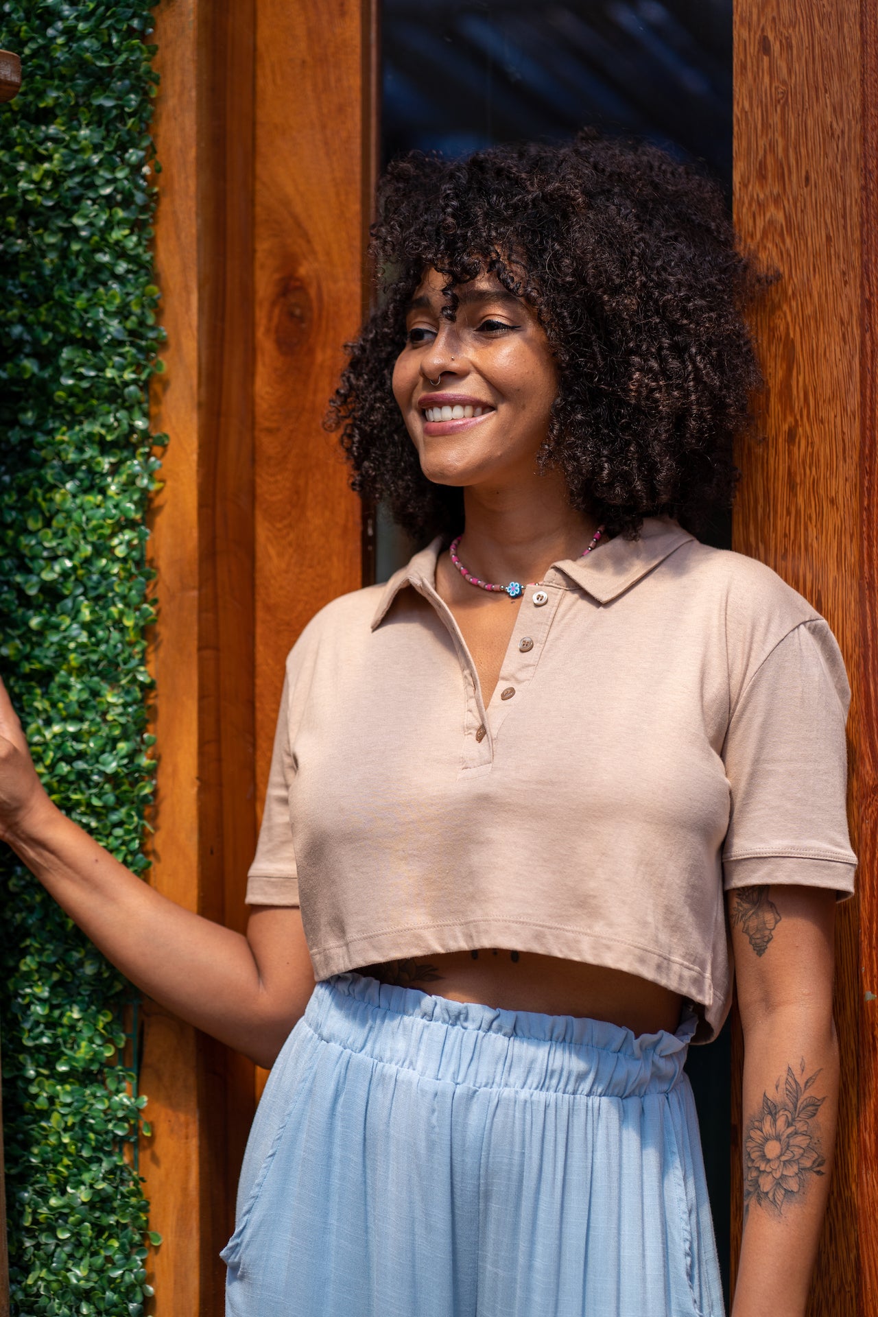 camiseta polo cropped