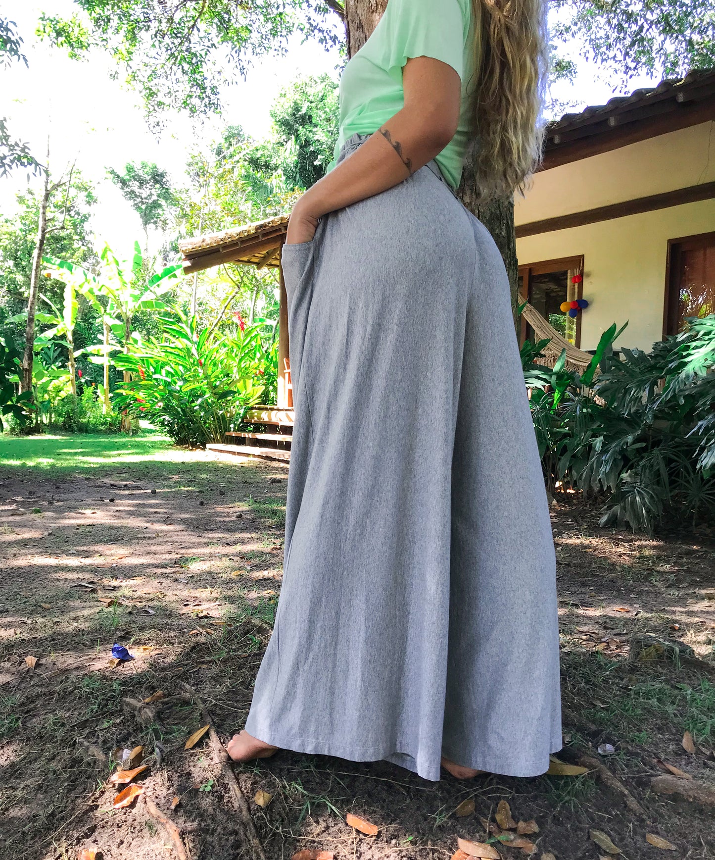 calça pantalona flora cinza