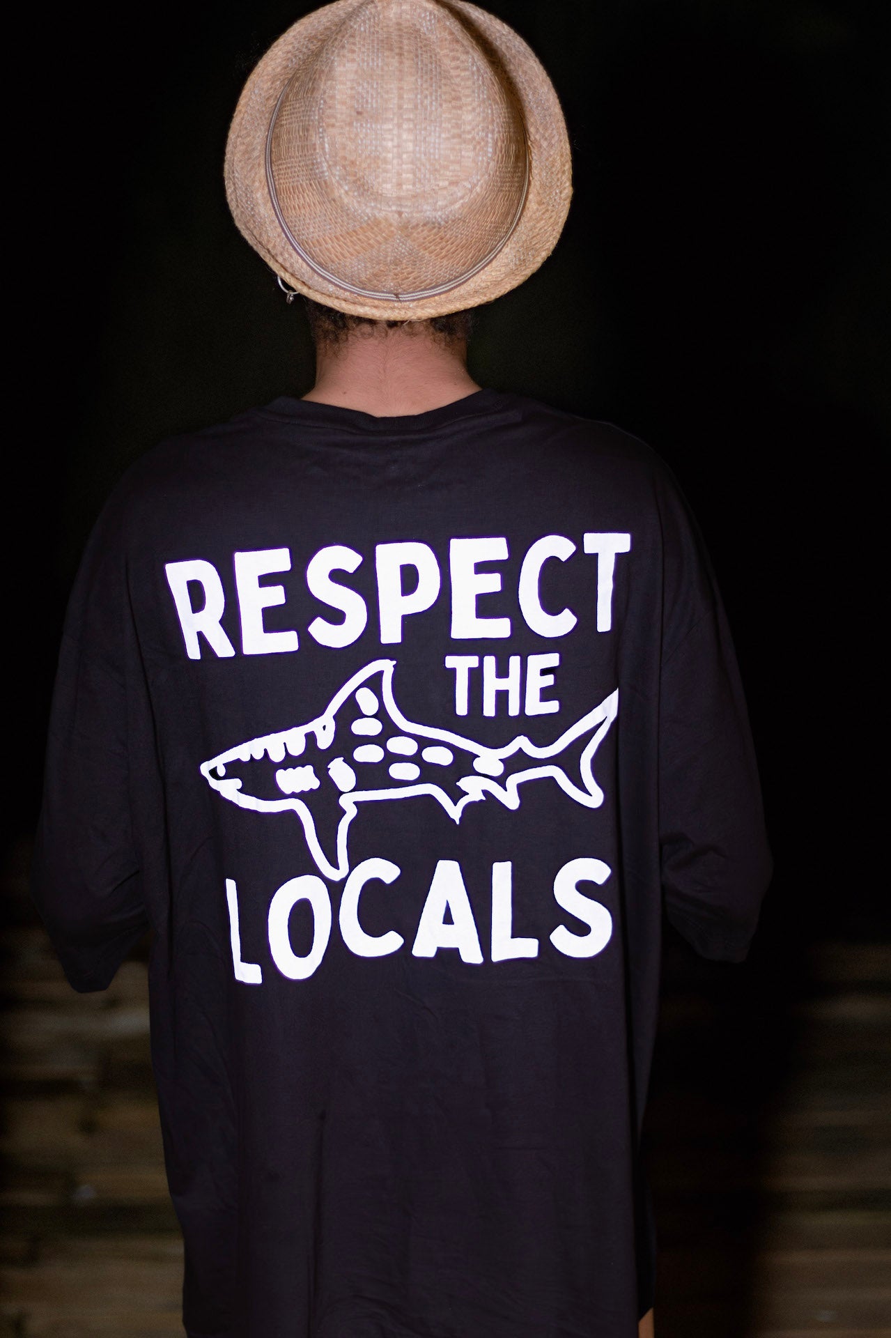 camiseta respect the locals