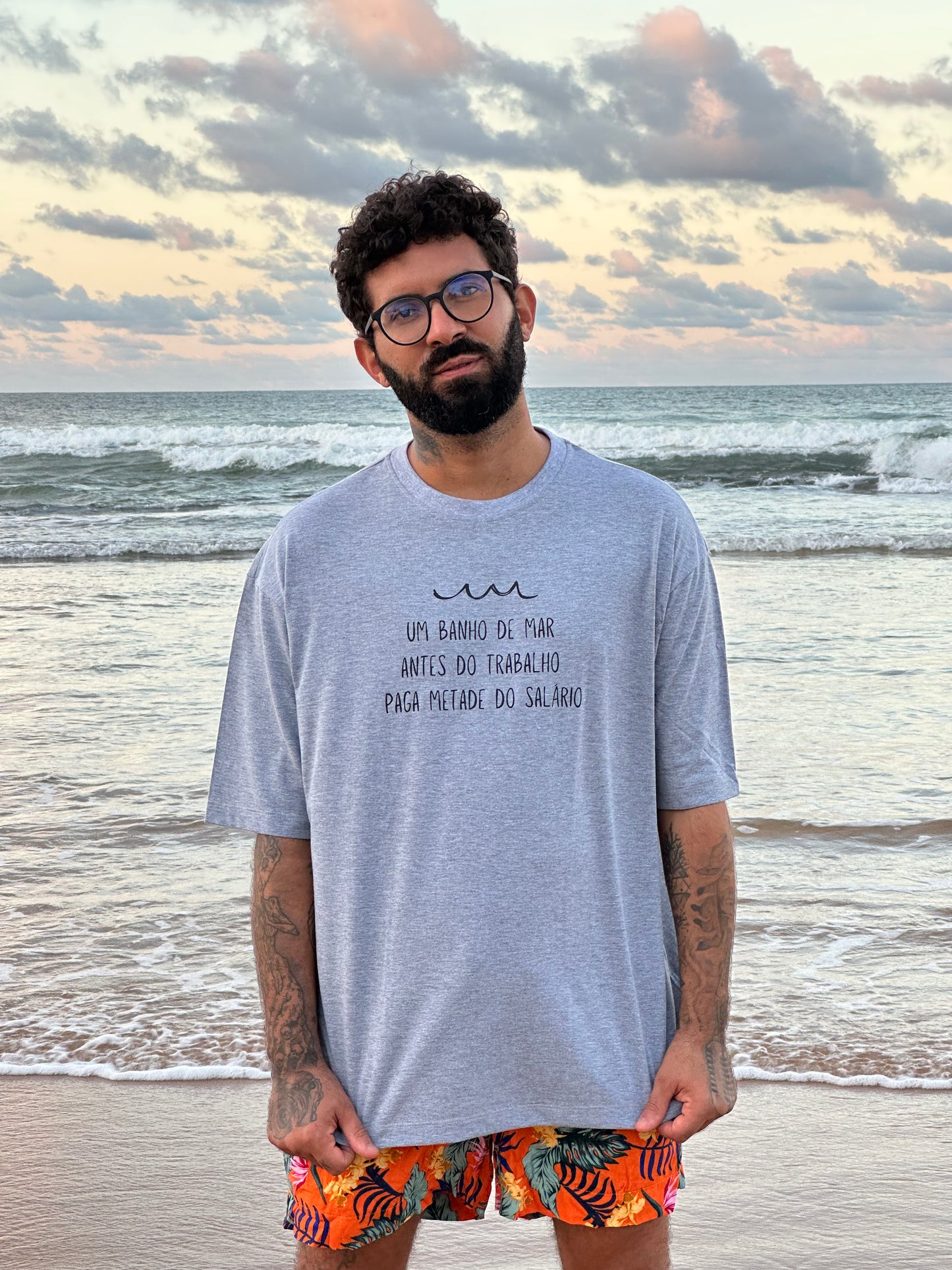 camiseta um banho de mar antes do trabalho paga metade do salário