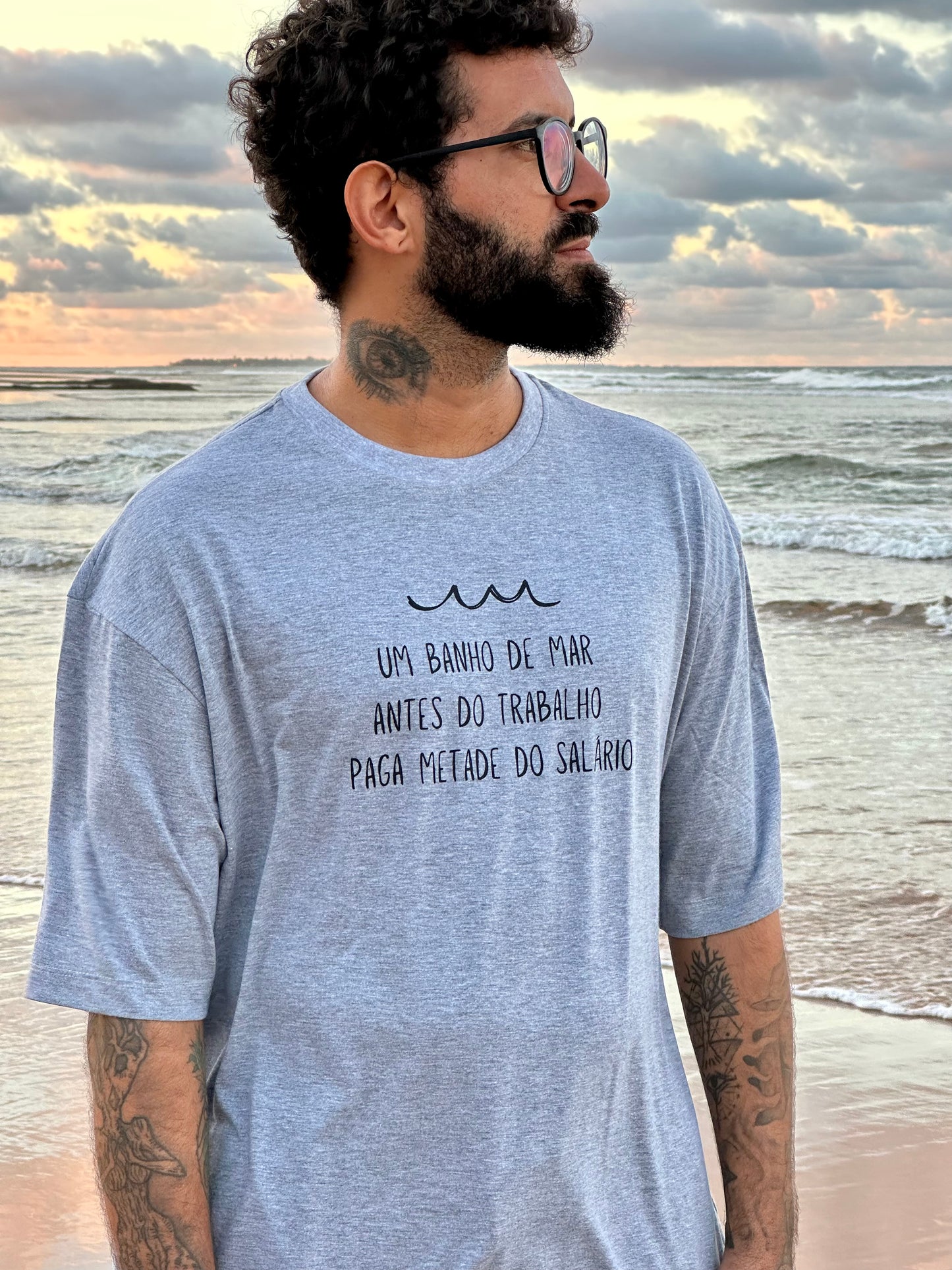 camiseta um banho de mar antes do trabalho paga metade do salário