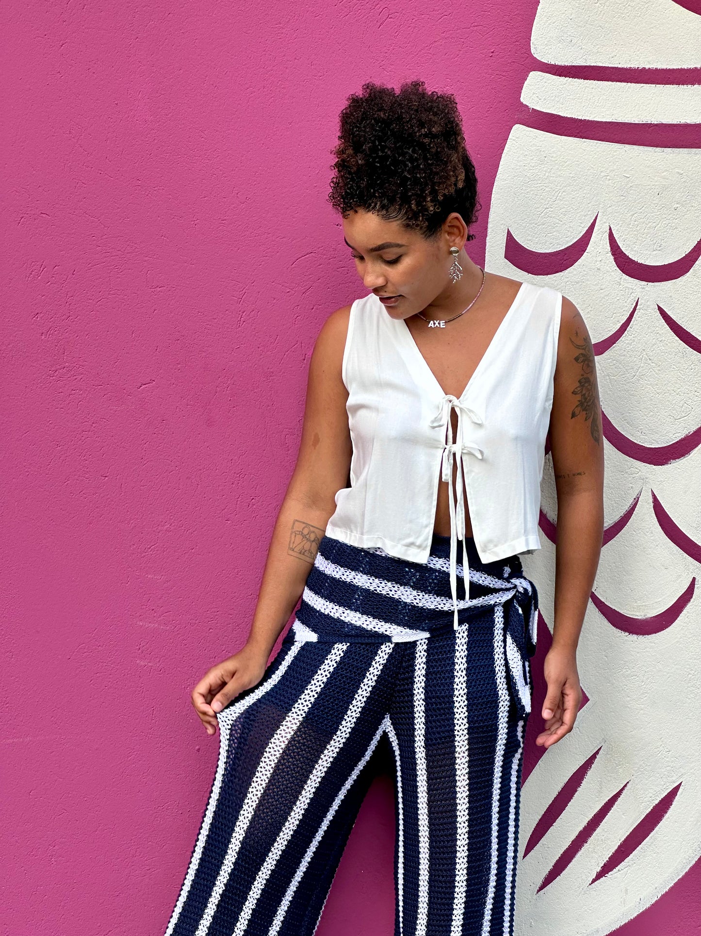 calça tricô listrada com lenço